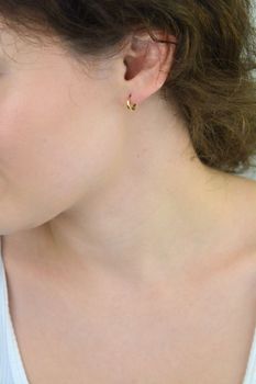 Kolczyki damskie złote DIA-KLC-13742-585 – małe kółeczka. Wymiary 1,0 cm x 1 mm, waga 1,12 g, zapięcie na zatrzask. Subtelna i elegancka biżuteria, idealna na prezent (5).JPG