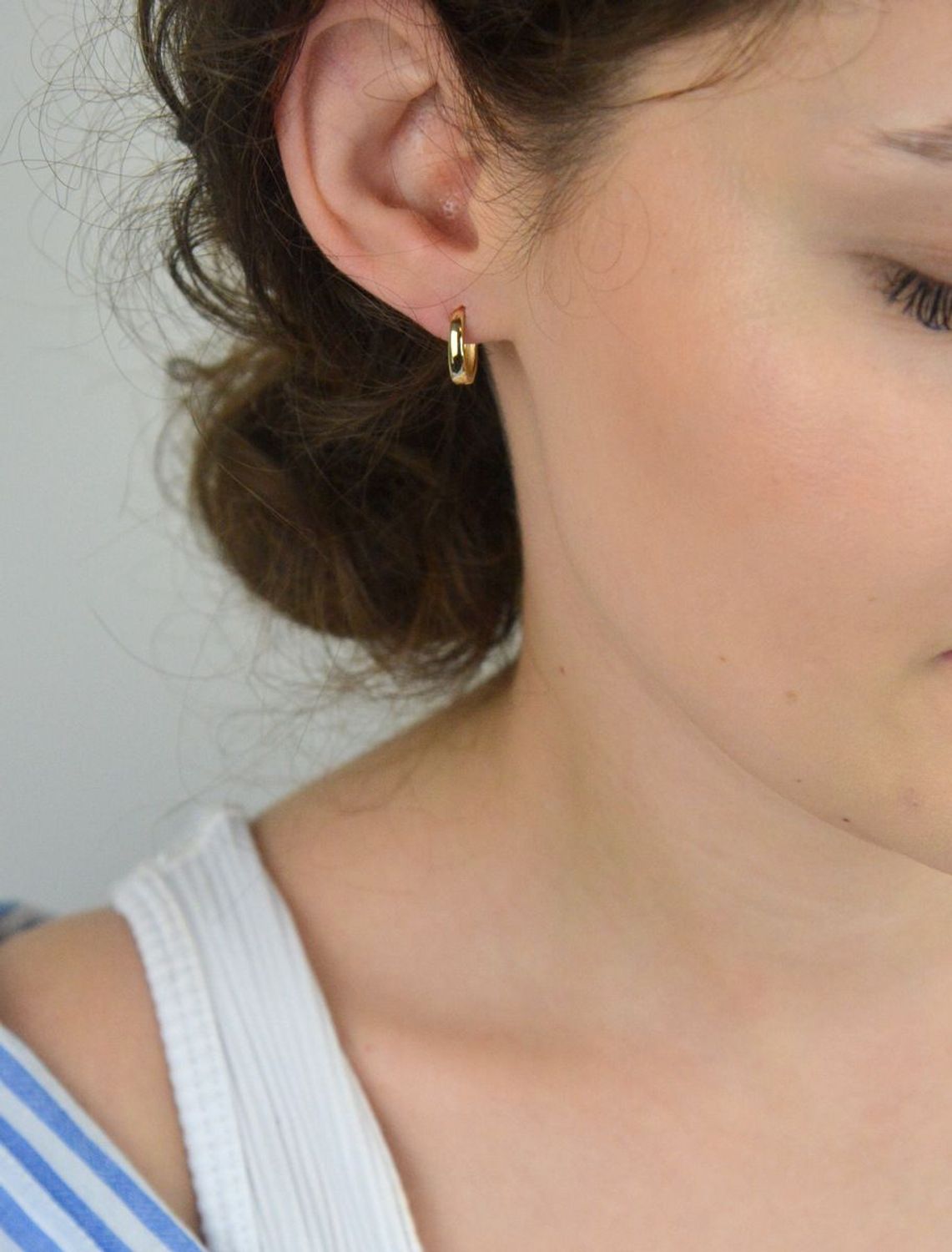 Kolczyki złote DIA-KLC-13743-585 – małe kółeczka o długości 1,3 cm i szerokości 2 mm. Waga 1,42 g, zapięcie na zatrzask. Klasyczna, elegancka biżuteria idealna na co dzień i na prezent.1.jpg