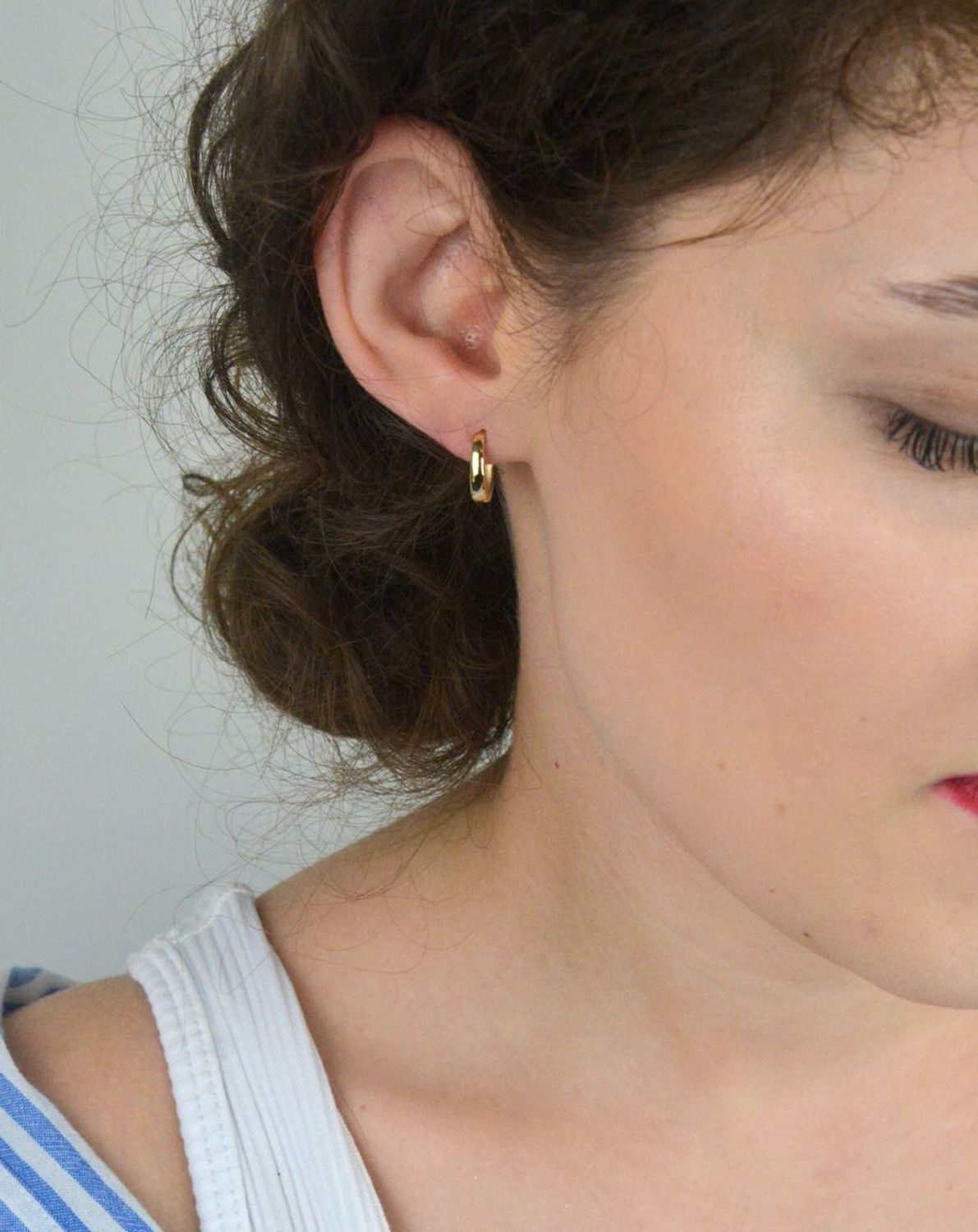 Kolczyki złote DIA-KLC-13743-585 – małe kółeczka o długości 1,3 cm i szerokości 2 mm. Waga 1,42 g, zapięcie na zatrzask. Klasyczna, elegancka biżuteria idealna na co dzień i na prezent.1.jpg