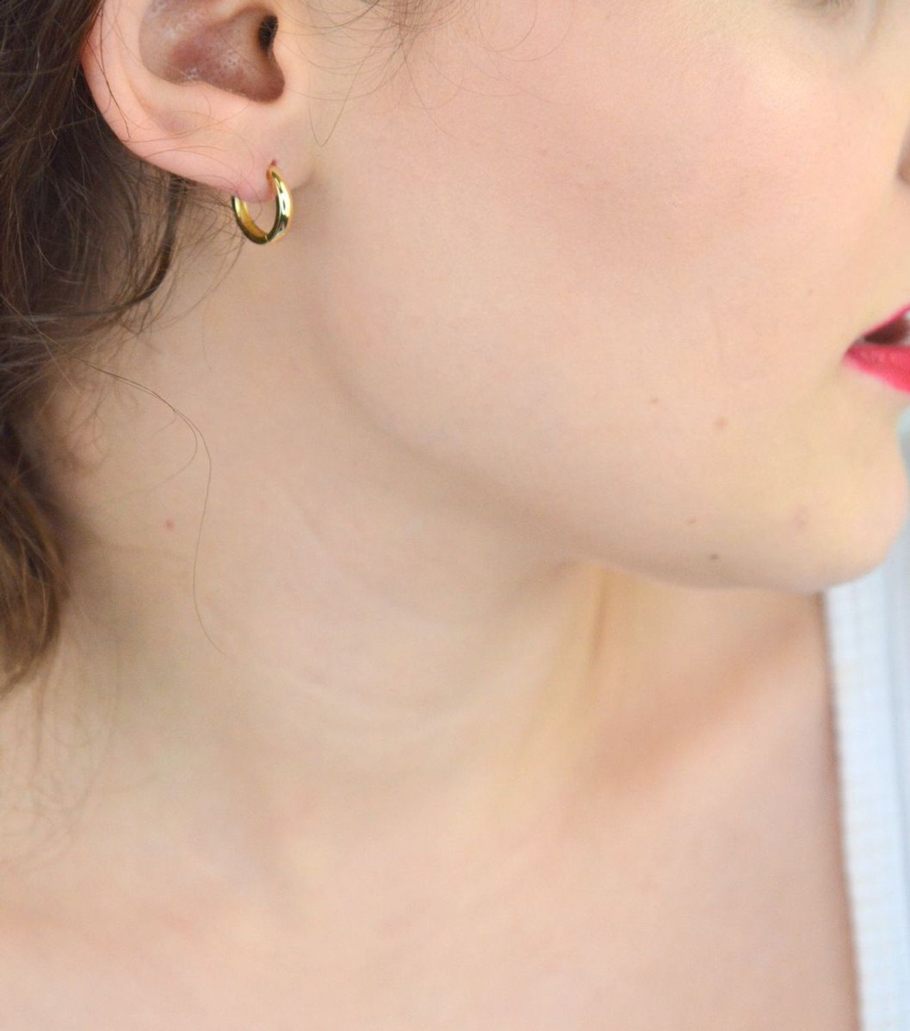 Kolczyki złote DIA-KLC-13743-585 – małe kółeczka o długości 1,3 cm i szerokości 2 mm. Waga 1,42 g, zapięcie na zatrzask. Klasyczna, elegancka biżuteria idealna na co dzień i na prezent.1.jpg