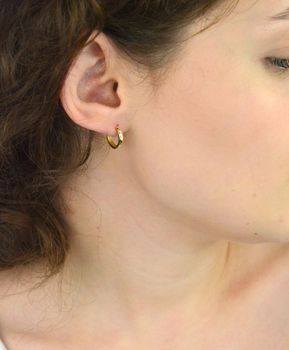 Kolczyki złote DIA-KLC-13743-585 – małe kółeczka o długości 1,3 cm i szerokości 2 mm. Waga 1,42 g, zapięcie na zatrzask. Klasyczna, elegancka biżuteria idealna na co dzień i na prezent (1).JPG