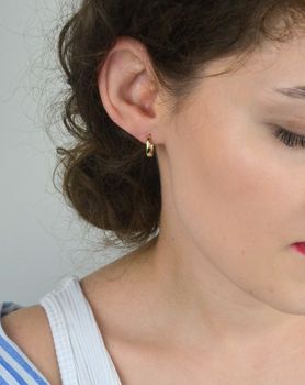 Kolczyki złote DIA-KLC-13743-585 – małe kółeczka o długości 1,3 cm i szerokości 2 mm. Waga 1,42 g, zapięcie na zatrzask. Klasyczna, elegancka biżuteria idealna na co dzień i na prezent (3).JPG
