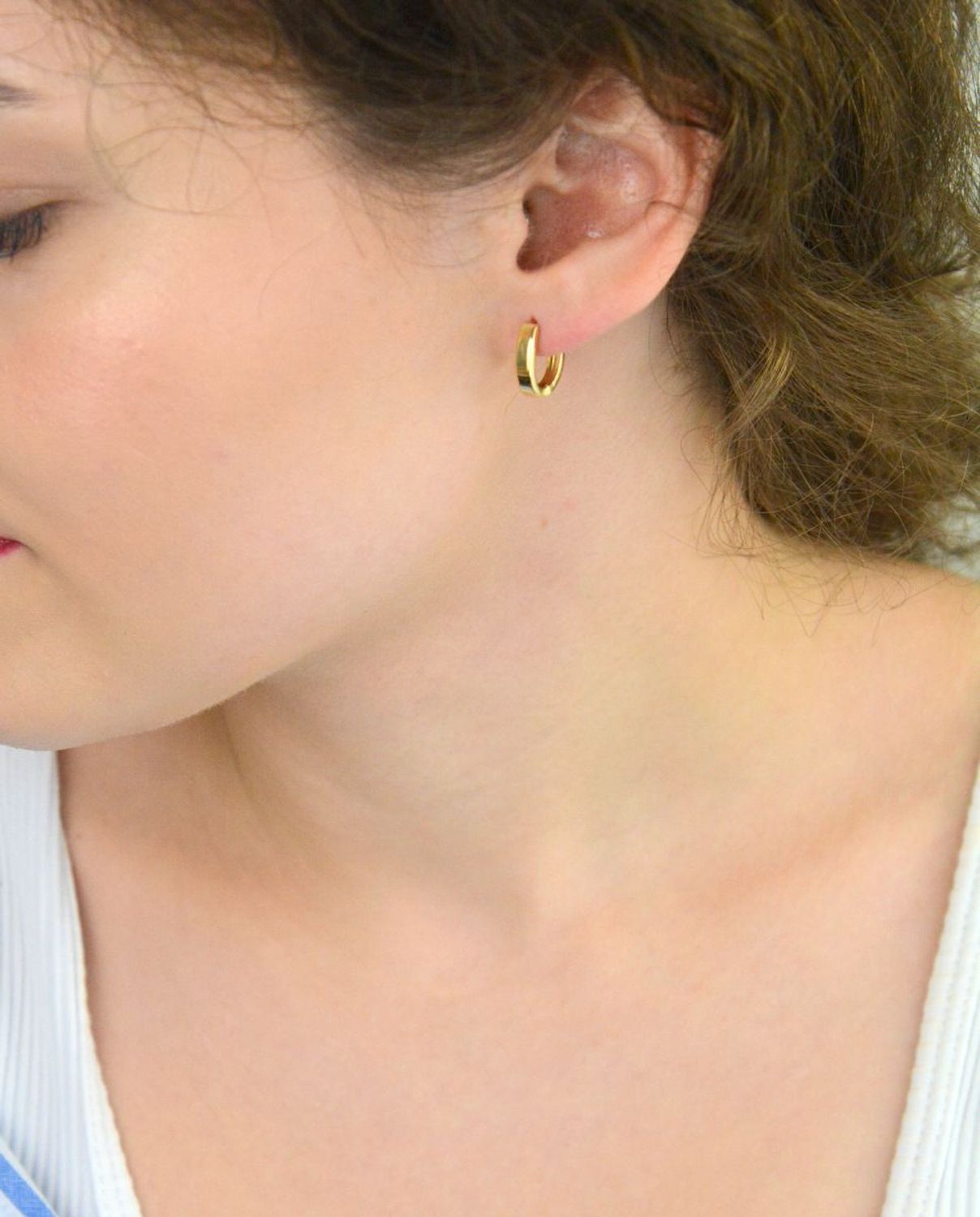 Kolczyki damskie złote próby 585 DIA-KLC-13744-585 – eleganckie owalne kolczyki z zapięciem na zatrzask. Waga 1,43 g, długość 1,3 cm, szerokość 3,2 mm. Ponadczasowa klasyka.1.jpg