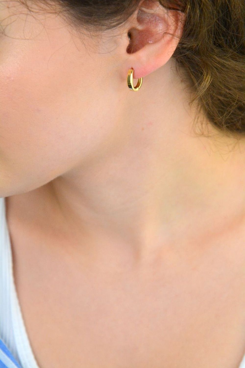 Kolczyki damskie złote próby 585 DIA-KLC-13744-585 – eleganckie owalne kolczyki z zapięciem na zatrzask. Waga 1,43 g, długość 1,3 cm, szerokość 3,2 mm. Ponadczasowa klasyka.1.jpg