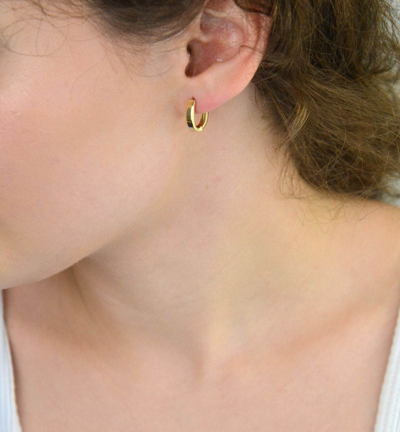 Kolczyki damskie złote próby 585 DIA-KLC-13744-585 – eleganckie owalne kolczyki z zapięciem na zatrzask. Waga 1,43 g, długość 1,3 cm, szerokość 3,2 mm. Ponadczasowa klasyka.1.jpg