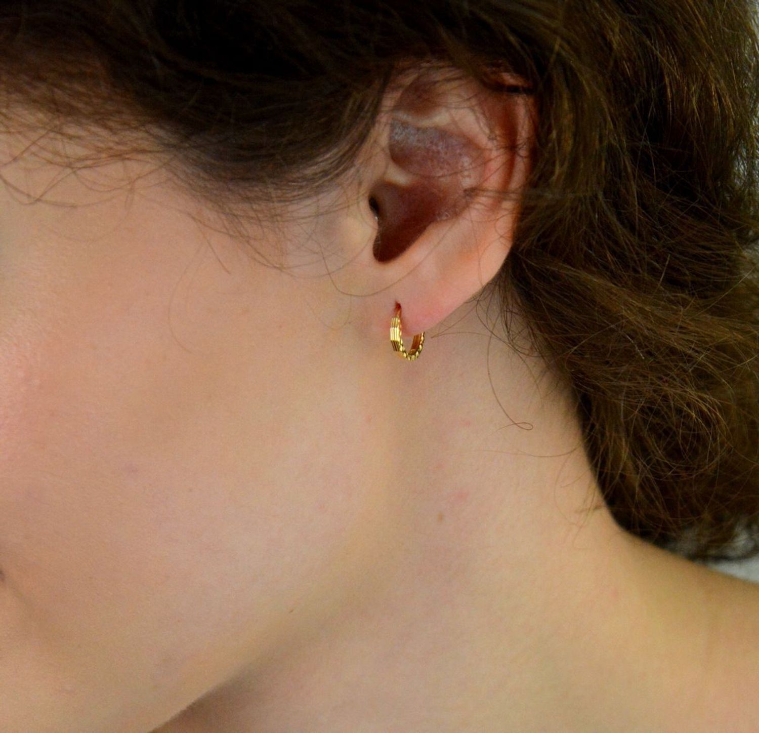 Kolczyki damskie złote DIA-KLC-13745-585 – małe kółeczka zdobione grawerem. Wymiary 1,0 cm x 2 mm, waga 0,86 g. Subtelna i elegancka biżuteria, idealna na prezent.1.jpg