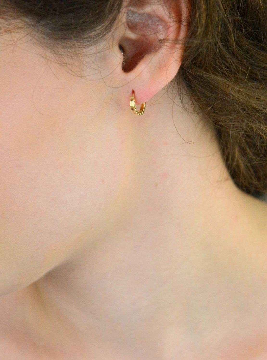 Kolczyki damskie złote DIA-KLC-13745-585 – małe kółeczka zdobione grawerem. Wymiary 1,0 cm x 2 mm, waga 0,86 g. Subtelna i elegancka biżuteria, idealna na prezent.1.jpg