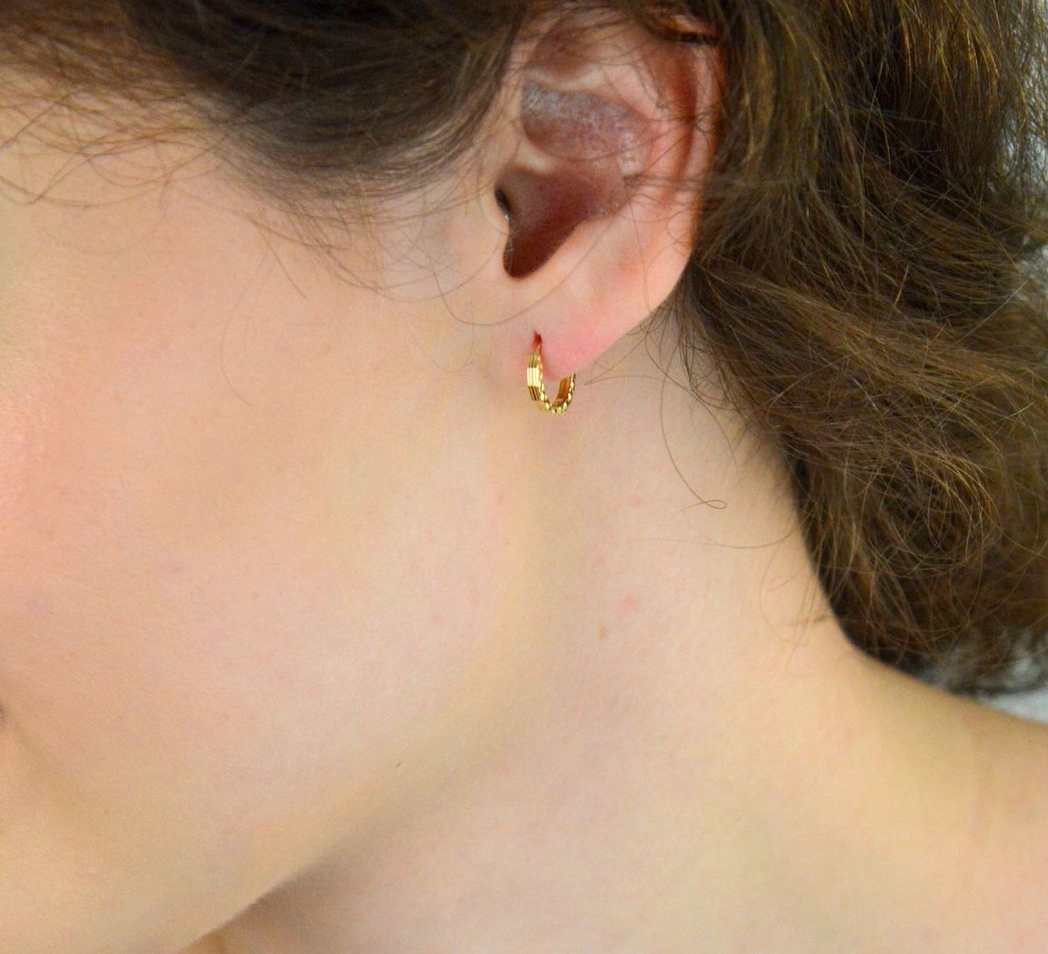 Kolczyki damskie złote DIA-KLC-13745-585 – małe kółeczka zdobione grawerem. Wymiary 1,0 cm x 2 mm, waga 0,86 g. Subtelna i elegancka biżuteria, idealna na prezent.1.jpg