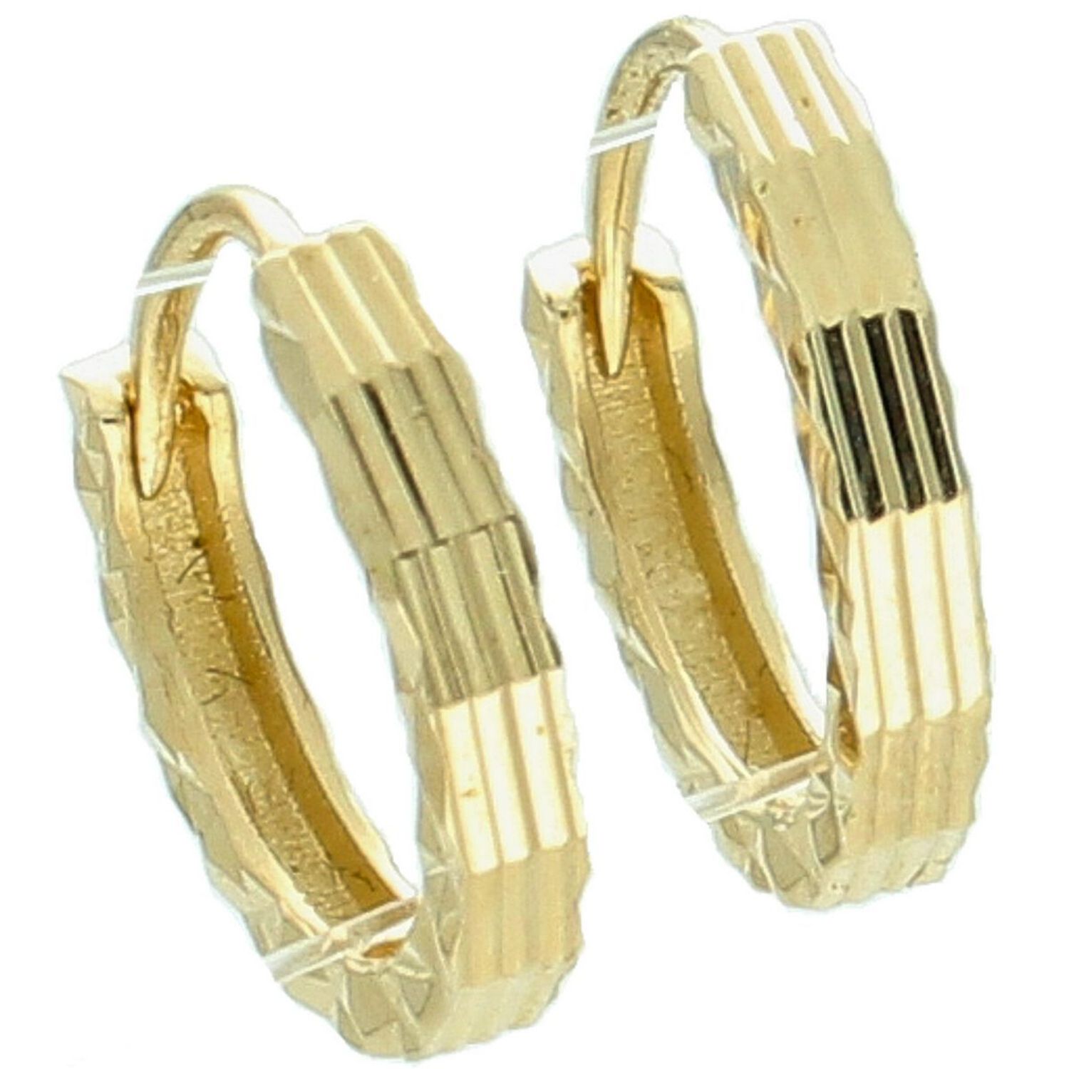 Kolczyki damskie złote DIA-KLC-13745-585 – małe kółeczka zdobione grawerem. Wymiary 1,0 cm x 2 mm, waga 0,86 g. Subtelna i elegancka biżuteria, idealna na prezent.1.jpg