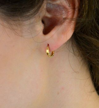 Kolczyki damskie złote DIA-KLC-13745-585 – małe kółeczka zdobione grawerem. Wymiary 1,0 cm x 2 mm, waga 0,86 g. Subtelna i elegancka biżuteria, idealna na prezent (1).JPG