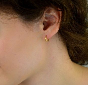 Kolczyki damskie złote DIA-KLC-13745-585 – małe kółeczka zdobione grawerem. Wymiary 1,0 cm x 2 mm, waga 0,86 g. Subtelna i elegancka biżuteria, idealna na prezent (2).JPG