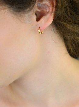 Kolczyki damskie złote DIA-KLC-13745-585 – małe kółeczka zdobione grawerem. Wymiary 1,0 cm x 2 mm, waga 0,86 g. Subtelna i elegancka biżuteria, idealna na prezent (4).JPG