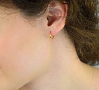 Kolczyki damskie złote DIA-KLC-13745-585 – małe kółeczka zdobione grawerem. Wymiary 1,0 cm x 2 mm, waga 0,86 g. Subtelna i elegancka biżuteria, idealna na prezent (5).JPG