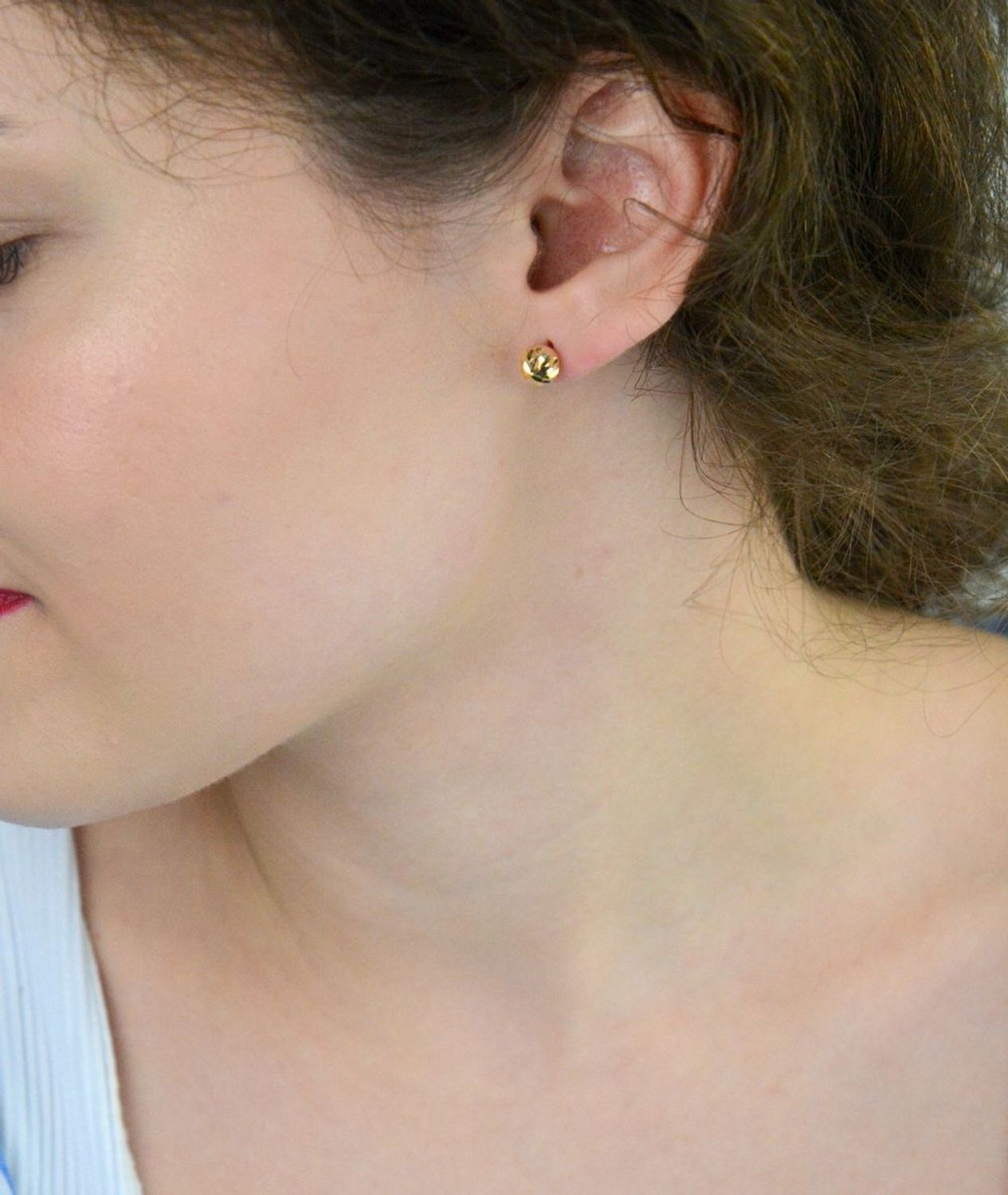 Eleganckie złote kolczyki damskie próby 585 w formie grawerowanych kuleczek. Wielkość 7 mm, waga 1,71 g, zapięcie na sztyft. Idealne do codziennych i eleganckich stylizacji.1.jpg