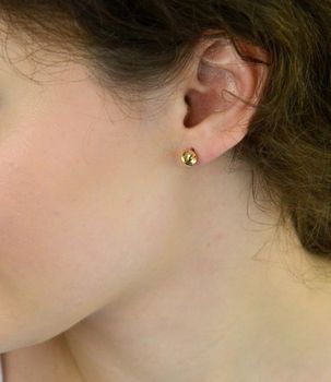 Eleganckie złote kolczyki damskie próby 585 w formie grawerowanych kuleczek. Wielkość 7 mm, waga 1,71 g, zapięcie na sztyft. Idealne do codziennych i eleganckich stylizacji (2).JPG