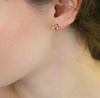 Eleganckie złote kolczyki damskie próby 585 w formie grawerowanych kuleczek. Wielkość 7 mm, waga 1,71 g, zapięcie na sztyft. Idealne do codziennych i eleganckich stylizacji (3).JPG