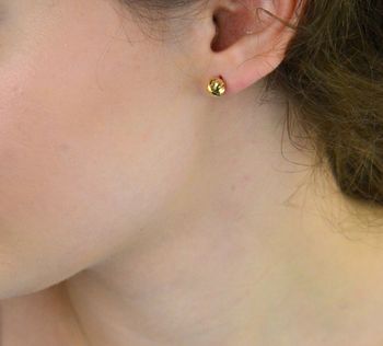 Eleganckie złote kolczyki damskie próby 585 w formie grawerowanych kuleczek. Wielkość 7 mm, waga 1,71 g, zapięcie na sztyft. Idealne do codziennych i eleganckich stylizacji (5).JPG