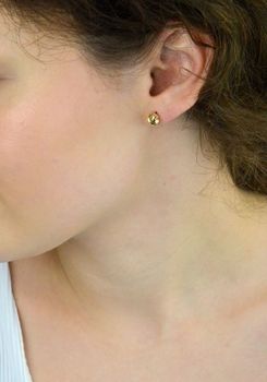 Eleganckie złote kolczyki damskie próby 585 w formie grawerowanych kuleczek. Wielkość 7 mm, waga 1,71 g, zapięcie na sztyft. Idealne do codziennych i eleganckich stylizacji (6).JPG