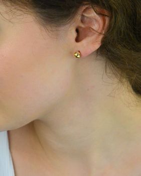 Eleganckie złote kolczyki damskie próby 585 w formie grawerowanych kuleczek. Wielkość 7 mm, waga 1,71 g, zapięcie na sztyft. Idealne do codziennych i eleganckich stylizacji (7).JPG