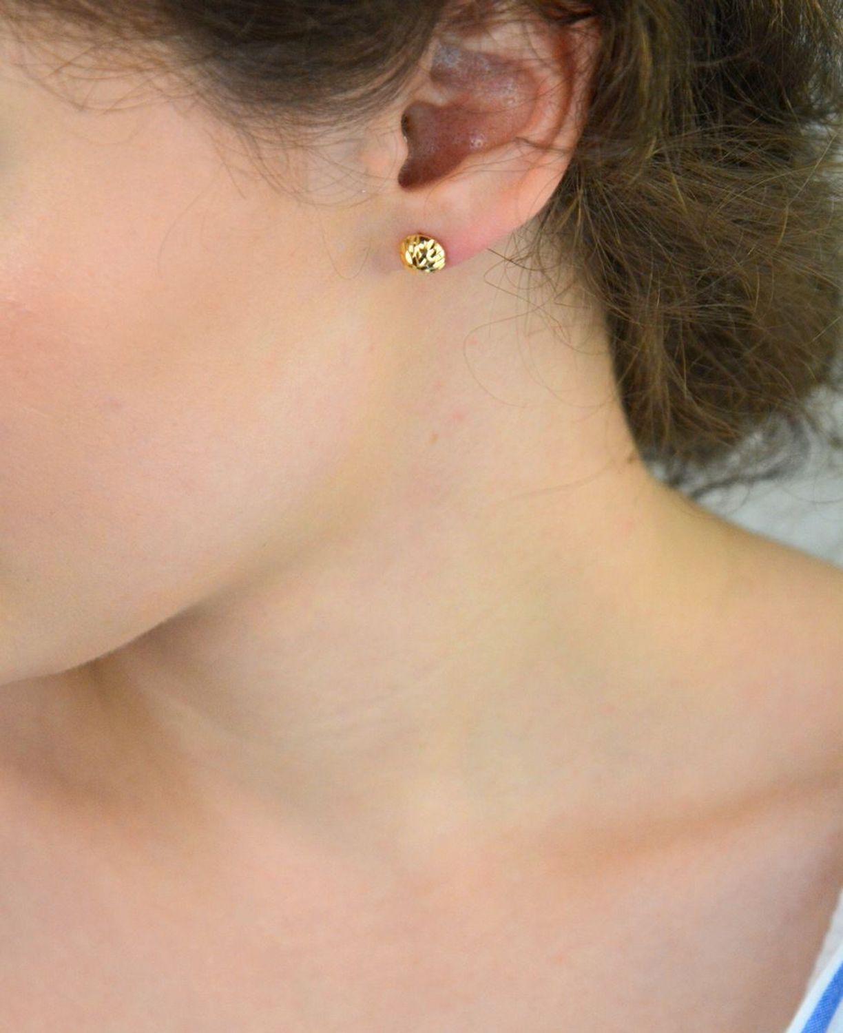 Kolczyki damskie złote DIA-KLC-13764-585 – pół kuleczki grawerowane. Średnica 8 mm, waga 1,44 g, zapięcie na sztyft. Subtelna i elegancka biżuteria, idealna na prezent.1.jpg