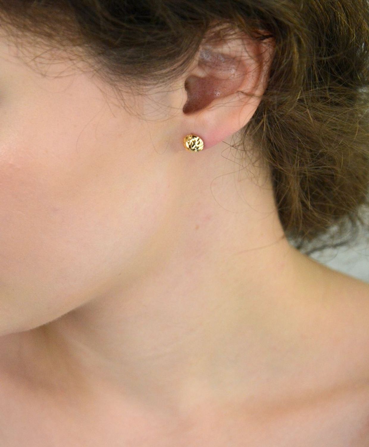 Kolczyki damskie złote DIA-KLC-13764-585 – pół kuleczki grawerowane. Średnica 8 mm, waga 1,44 g, zapięcie na sztyft. Subtelna i elegancka biżuteria, idealna na prezent.1.jpg