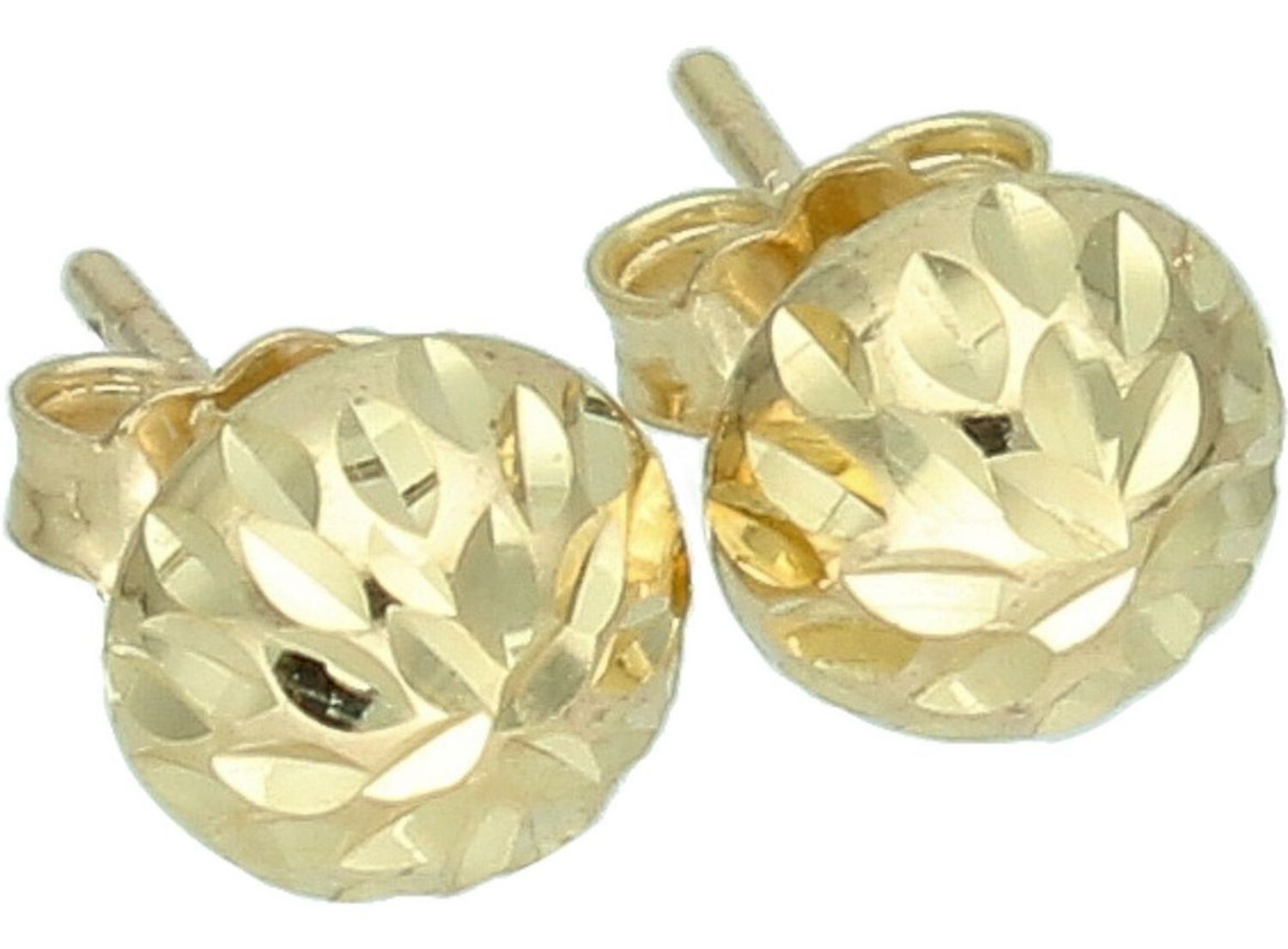 Kolczyki damskie złote DIA-KLC-13764-585 – pół kuleczki grawerowane. Średnica 8 mm, waga 1,44 g, zapięcie na sztyft. Subtelna i elegancka biżuteria, idealna na prezent.1.jpg