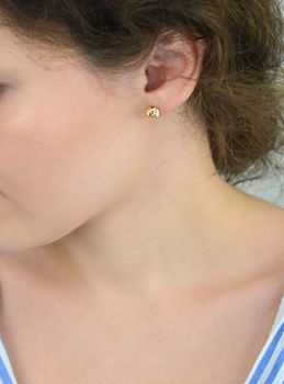 Kolczyki damskie złote DIA-KLC-13764-585 – pół kuleczki grawerowane. Średnica 8 mm, waga 1,44 g, zapięcie na sztyft. Subtelna i elegancka biżuteria, idealna na prezent (2).JPG