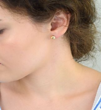 Kolczyki damskie złote DIA-KLC-13764-585 – pół kuleczki grawerowane. Średnica 8 mm, waga 1,44 g, zapięcie na sztyft. Subtelna i elegancka biżuteria, idealna na prezent (4).JPG