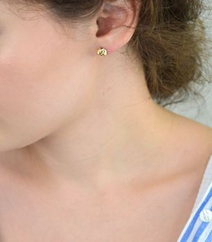 Kolczyki damskie złote DIA-KLC-13764-585 – pół kuleczki grawerowane. Średnica 8 mm, waga 1,44 g, zapięcie na sztyft. Subtelna i elegancka biżuteria, idealna na prezent (5).JPG