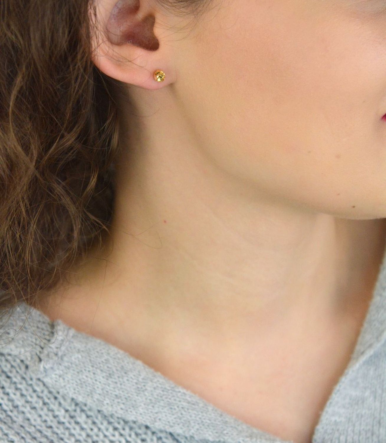 Eleganckie złote kolczyki damskie próby 585 w formie grawerowanych kuleczek. Wielkość 7 mm, waga 1,71 g, zapięcie na sztyft. Idealne do codziennych i eleganckich stylizacji.1.jpg