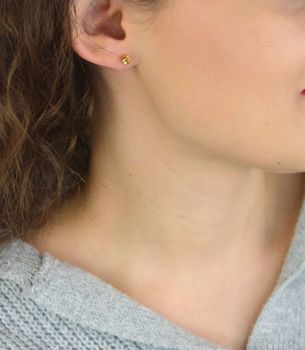 Kolczyki damskie złote DIA-KLC-13765-585 – grawerowane kuleczki. Średnica 5 mm, waga 1,13 g, zapięcie na sztyft. Subtelna i elegancka biżuteria, idealna na prezent (1).JPG