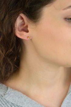 Kolczyki damskie złote DIA-KLC-13765-585 – grawerowane kuleczki. Średnica 5 mm, waga 1,13 g, zapięcie na sztyft. Subtelna i elegancka biżuteria, idealna na prezent (2).JPG