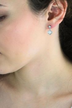 Srebrne kolczyki wiszące koniczynki z cyrkoniami DIA-KLC-13831-925  Biżuteria srebrna 925 (4).jpg