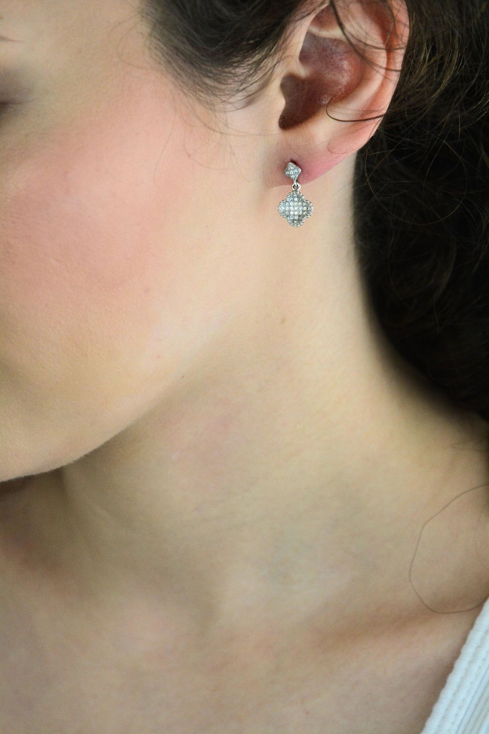 Srebrne kolczyki wiszące koniczynki DIA-KLC-13831-925. Srebro próby 925, ozdobione cyrkoniami, zapięcie na sztyft, długość 1,6 cm x 1,0 cm, waga 1,90 g. Stylowy dodatek i symbol szczęścia 1.jpg