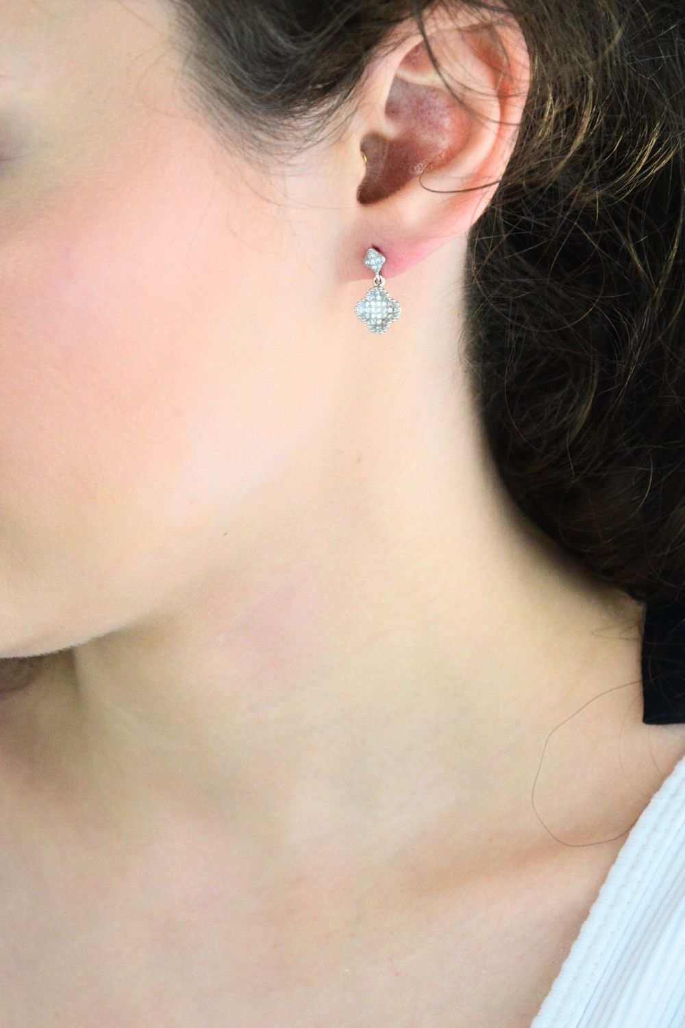 Srebrne kolczyki wiszące koniczynki DIA-KLC-13831-925. Srebro próby 925, ozdobione cyrkoniami, zapięcie na sztyft, długość 1,6 cm x 1,0 cm, waga 1,90 g. Stylowy dodatek i symbol szczęścia 1.jpg