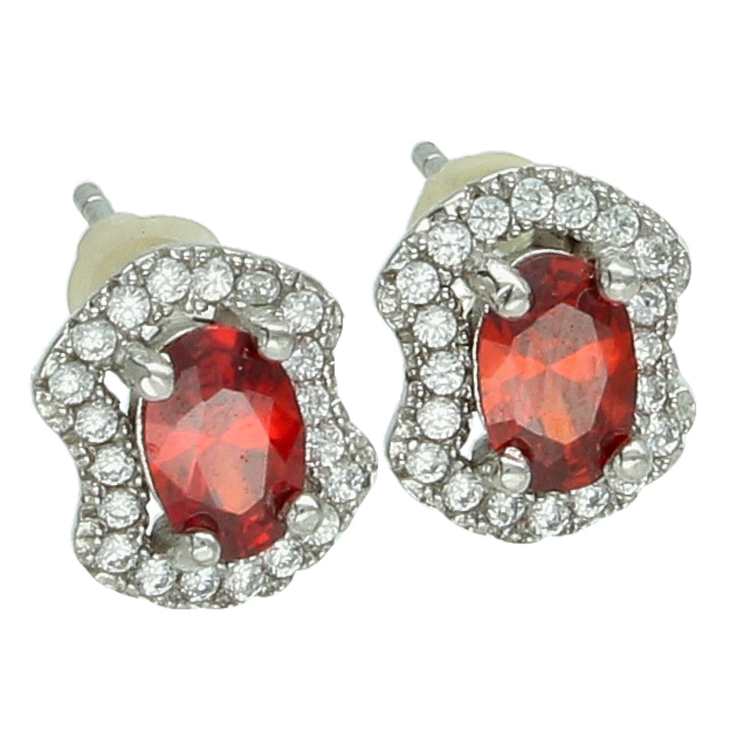 Eleganckie kolczyki damskie srebrne DIA-KLC-13832-92579 z centralną czerwoną cyrkonią i białymi cyrkoniami po bokach. Wymiary 8 x 9 mm, waga 1,40 g, zapięcie na sztyft. Idealne na prezent.1.jpg