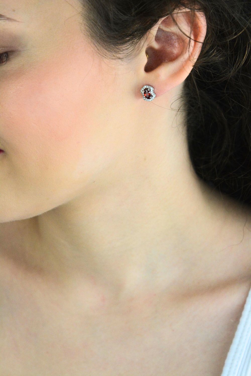 Eleganckie kolczyki damskie srebrne DIA-KLC-13832-92579 z centralną czerwoną cyrkonią i białymi cyrkoniami po bokach. Wymiary 8 x 9 mm, waga 1,40 g, zapięcie na sztyft. Idealne na prezent.1.jpg