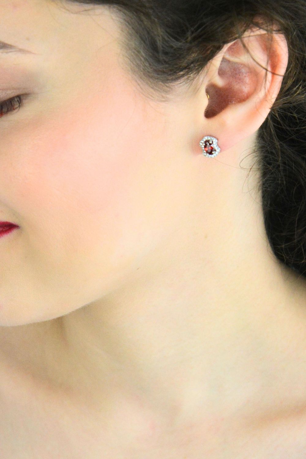 Eleganckie kolczyki damskie srebrne DIA-KLC-13832-92579 z centralną czerwoną cyrkonią i białymi cyrkoniami po bokach. Wymiary 8 x 9 mm, waga 1,40 g, zapięcie na sztyft. Idealne na prezent.1.jpg