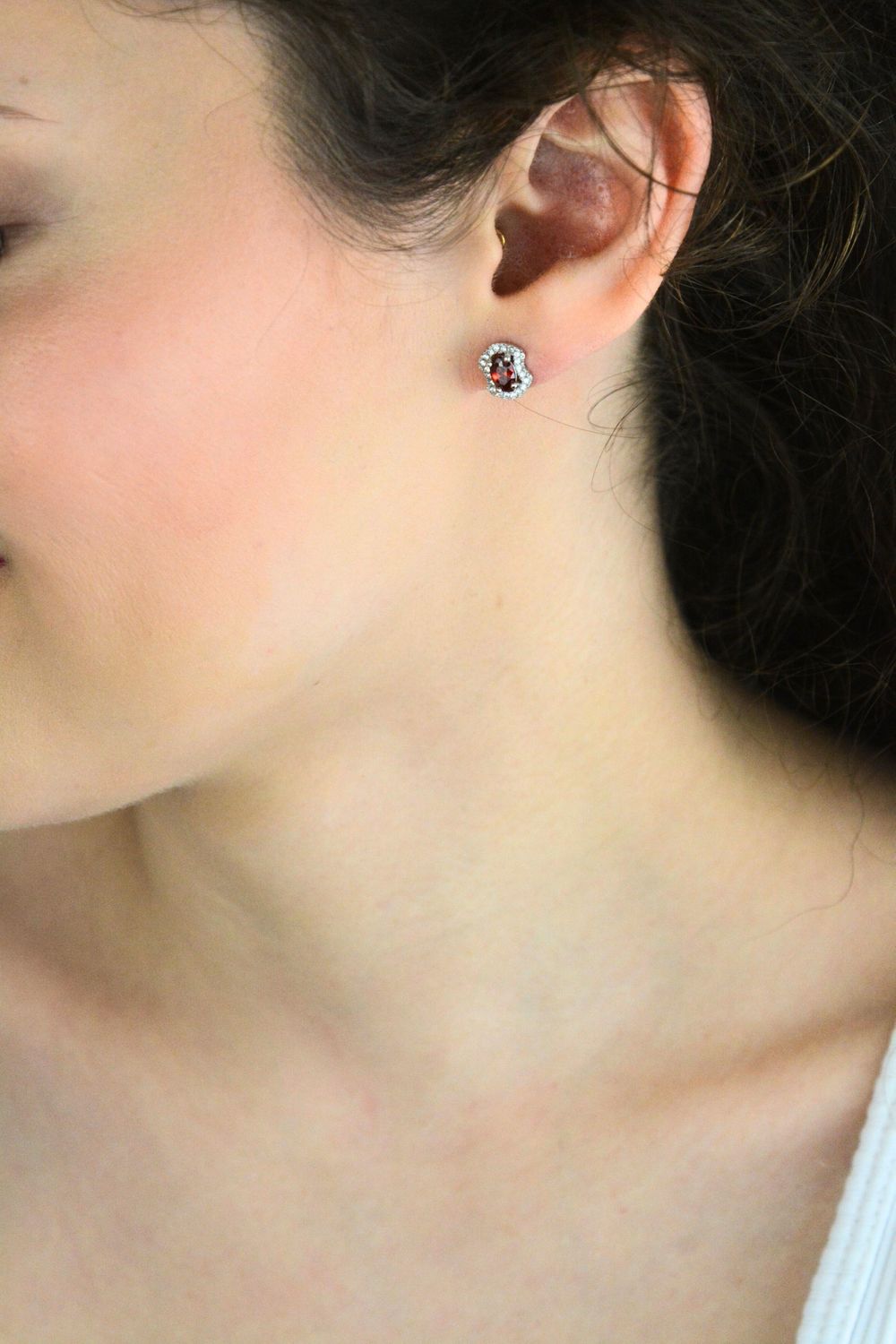 Eleganckie kolczyki damskie srebrne DIA-KLC-13832-92579 z centralną czerwoną cyrkonią i białymi cyrkoniami po bokach. Wymiary 8 x 9 mm, waga 1,40 g, zapięcie na sztyft. Idealne na prezent.1.jpg