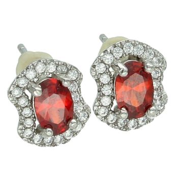 Eleganckie kolczyki damskie srebrne DIA-KLC-13832-92579 z centralną czerwoną cyrkonią i białymi cyrkoniami po bokach. Wymiary 8 x 9 mm, waga 1,40 g, zapięcie na sztyft. Idealne na prezent.1.jpg