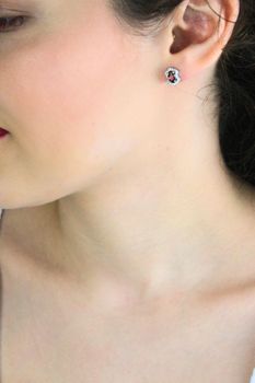 Kolczyki srebrne 925 damskie z czerwoną cyrkonią – eleganckie na sztyft (1).jpg