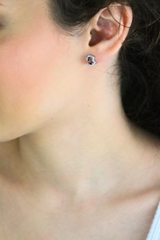 Kolczyki srebrne 925 damskie z czerwoną cyrkonią – eleganckie na sztyft (2).jpg