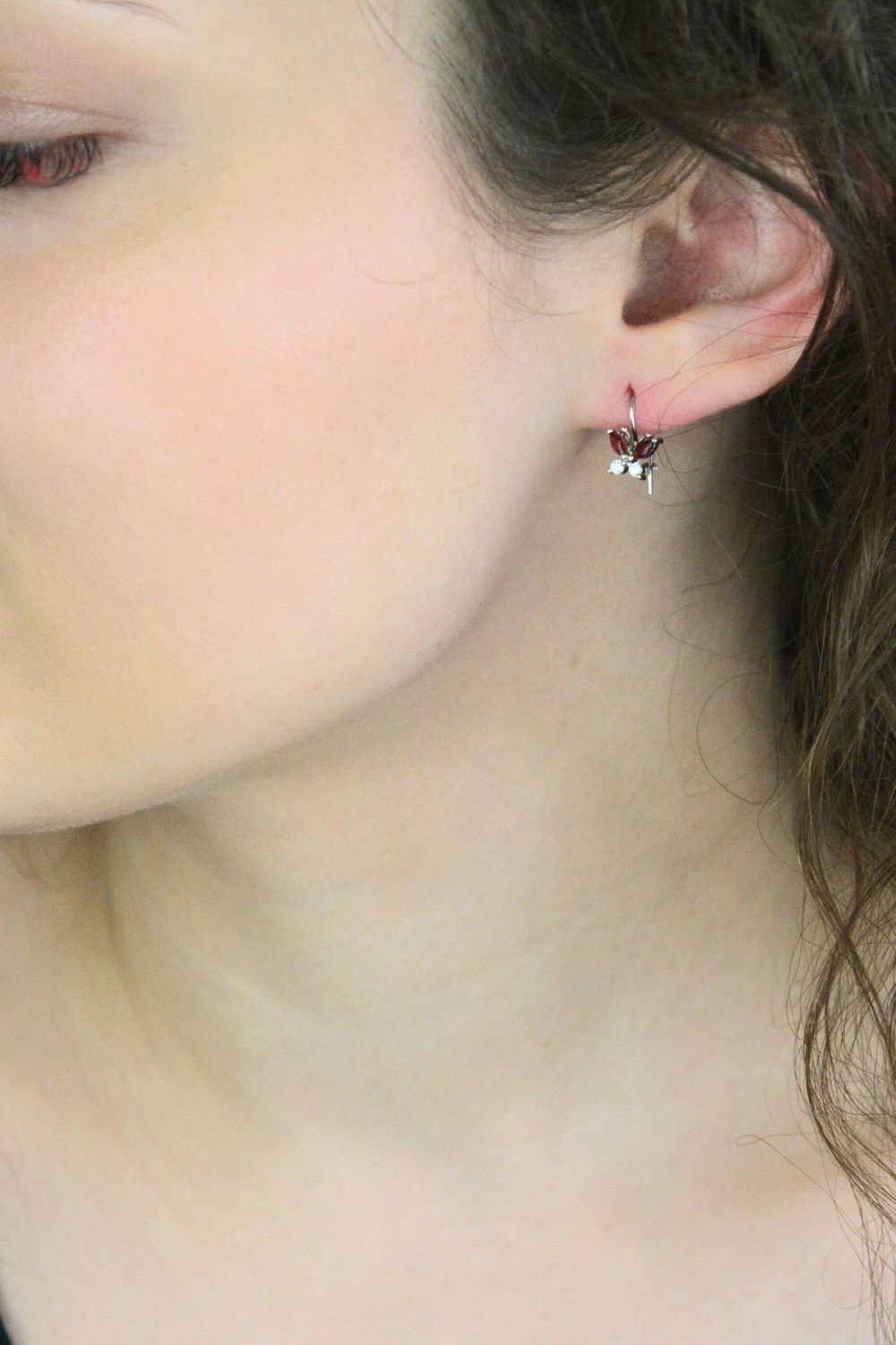 Urocze kolczyki dziecięce srebrne DIA-KLC-13833-925 w kształcie wiszących motylków, zdobione czerwoną i białą cyrkonią. Długość 1,3 cm, zapięcie bigiel angielski, idealne na prezent.1.jpg