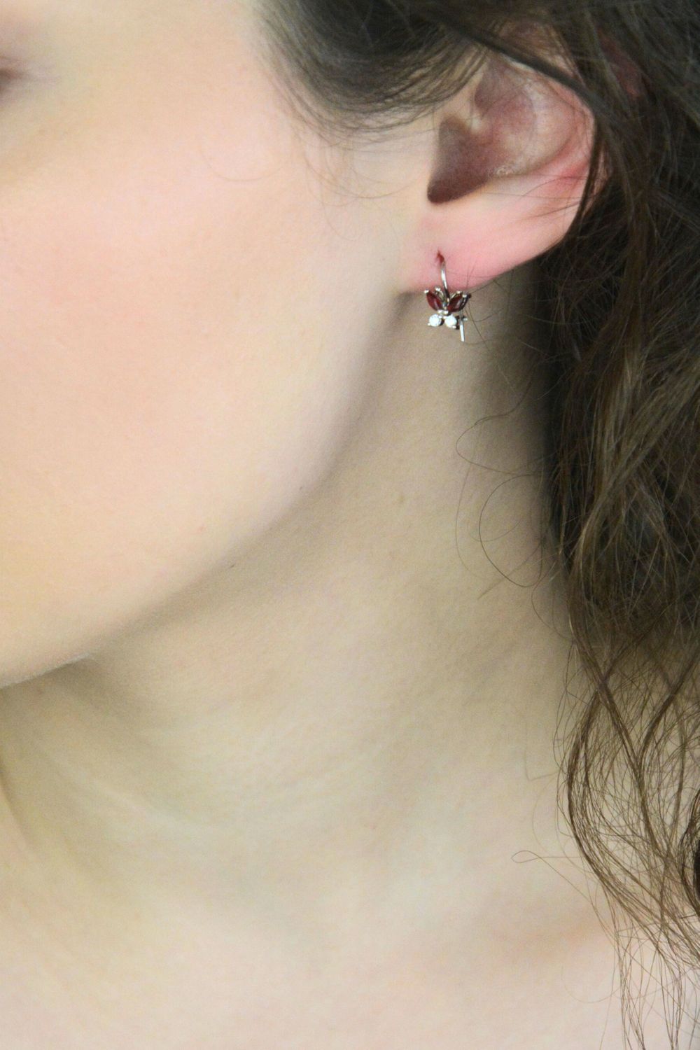 Urocze kolczyki dziecięce srebrne DIA-KLC-13833-925 w kształcie wiszących motylków, zdobione czerwoną i białą cyrkonią. Długość 1,3 cm, zapięcie bigiel angielski, idealne na prezent.1.jpg