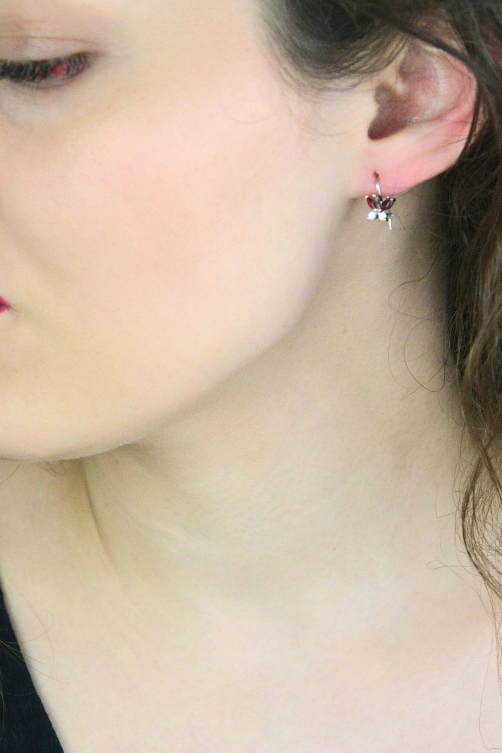 Urocze kolczyki dziecięce srebrne DIA-KLC-13833-925 w kształcie wiszących motylków, zdobione czerwoną i białą cyrkonią. Długość 1,3 cm, zapięcie bigiel angielski, idealne na prezent.1.jpg