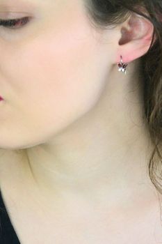 Kolczyki dziecięce srebrne 925 wiszące motylki z cyrkoniami – bezpieczne i lekkie (3).jpg