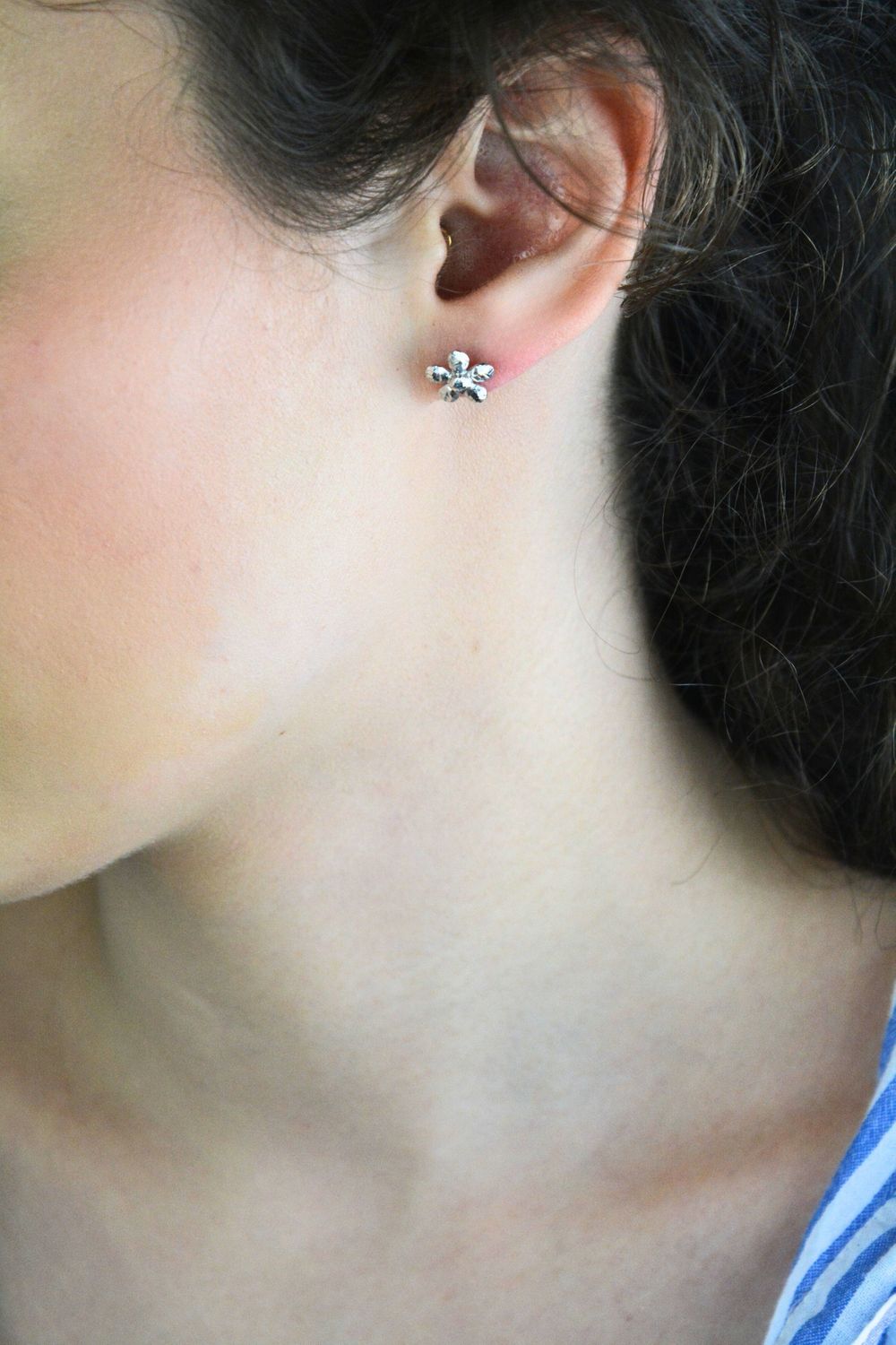 Urocze kolczyki damskie i dziewczęce srebrne DIA-KLC-13839-925 w kształcie kwiatków z delikatnym wzorem. Wielkość 1,0 cm, zapięcie na sztyft, idealne na prezent i jako pierwsza biżuteria.1.jpg