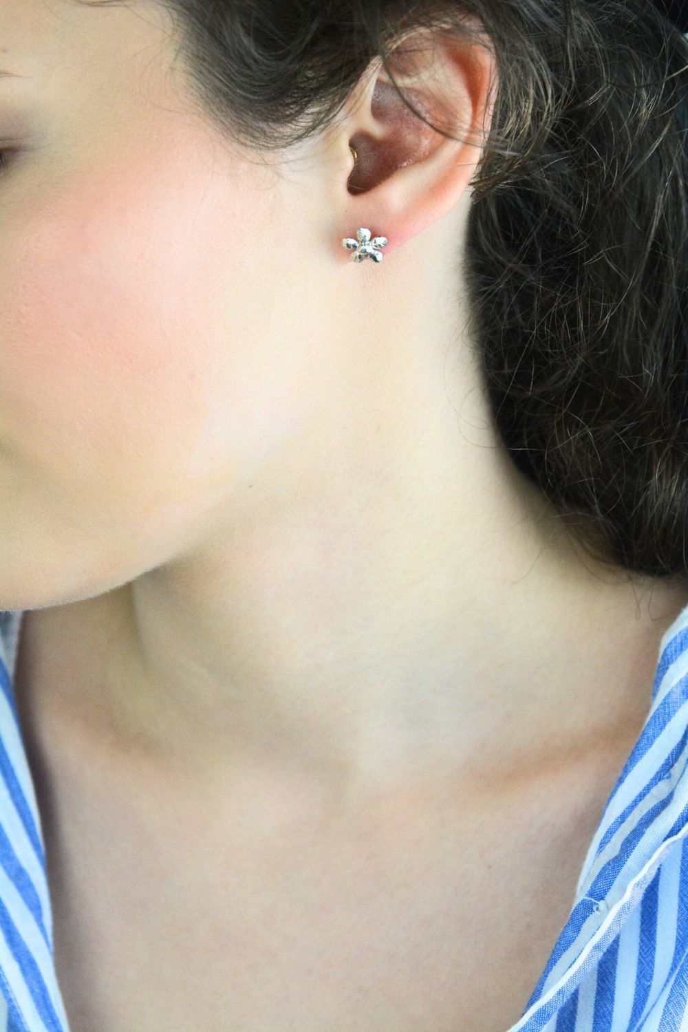 Urocze kolczyki damskie i dziewczęce srebrne DIA-KLC-13839-925 w kształcie kwiatków z delikatnym wzorem. Wielkość 1,0 cm, zapięcie na sztyft, idealne na prezent i jako pierwsza biżuteria.1.jpg