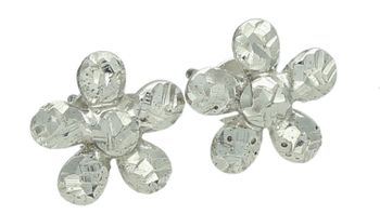 Urocze kolczyki damskie i dziewczęce srebrne DIA-KLC-13839-925 w kształcie kwiatków z delikatnym wzorem. Wielkość 1,0 cm, zapięcie na sztyft, idealne na prezent i jako pierwsza biżuteria.1.jpg