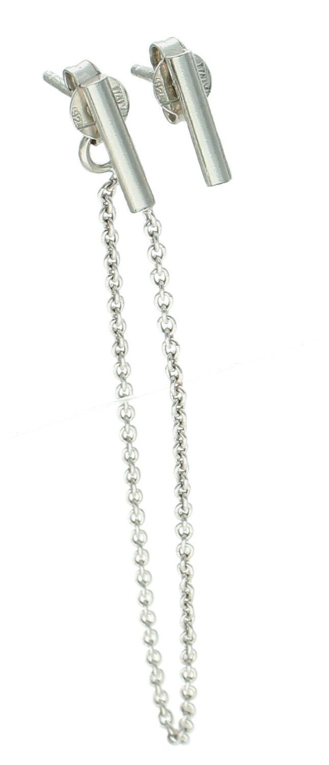 Eleganckie kolczyki damskie srebrne DIA-KLC-13845-925 o asymetrycznym designie – jeden patyczek na sztyft, drugi wiszący łańcuszek 5,5 cm. Lekkie i nowoczesne, idealne na prezent.1.jpg